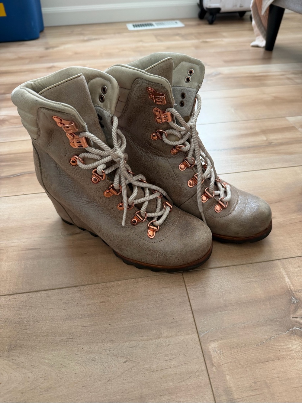 Sorel “Conquest Holiday” Wedge Boots Cream Taupe Lace-Up with Rose Gold Hardware